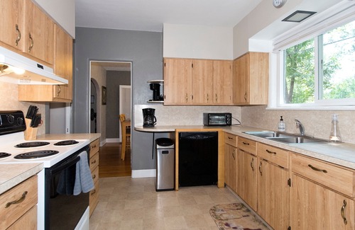 Broadmoor House | Comfortable Romantic Place, Relaxation, Great Location, Great Neighborhood,