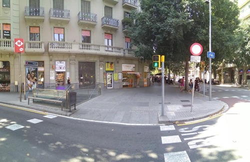 Esquerra de l'Eixample Apartment | Comfortable Room Barcelona Center
