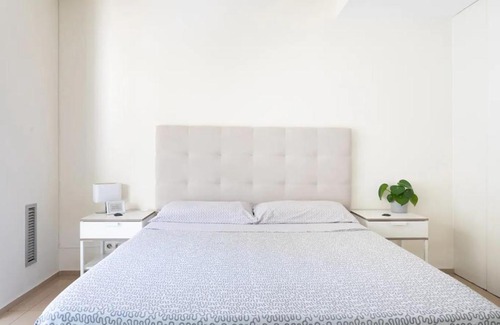 Esquerra de l'Eixample Apartment | Comfortable Room Barcelona Center