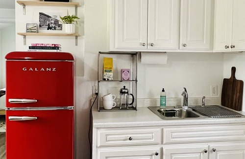 Brentwood-Darlington Cottage | Comfortable Stay Near Downtown, Airport, Food Carts, Etc
