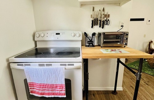 Brentwood-Darlington Cottage | Comfortable Stay Near Downtown, Airport, Food Carts, Etc
