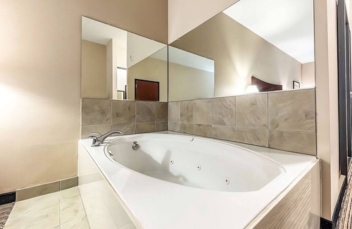 Mineral Wells Resort | Comfortable Stay in Red Lion Inn & Suites Mineral Wells! Free Parking!