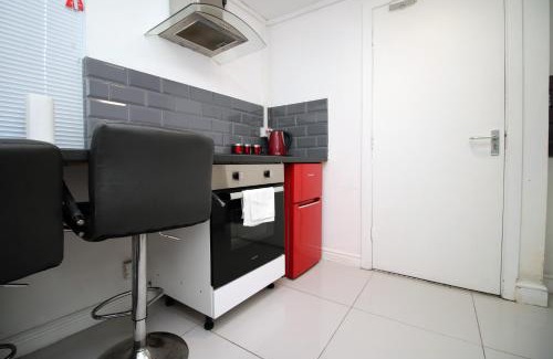 Cwmbrwla Apartment | Comfortable Studio Near City Centre Free Parking