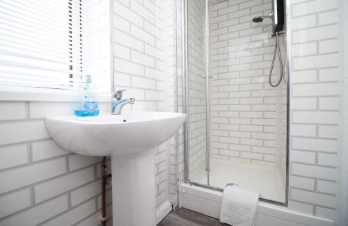 Cwmbrwla Apartment | Comfortable Studio Near City Centre Free Parking