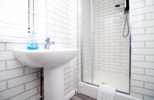 Cwmbrwla Apartment | Comfortable Studio Near City Centre Free Parking
