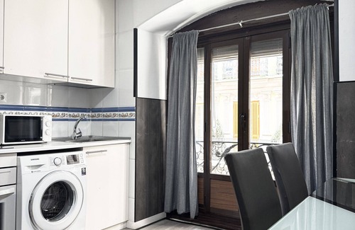 Centro Apartment | Comfortable Sunny Apartment Gran Vía | A040