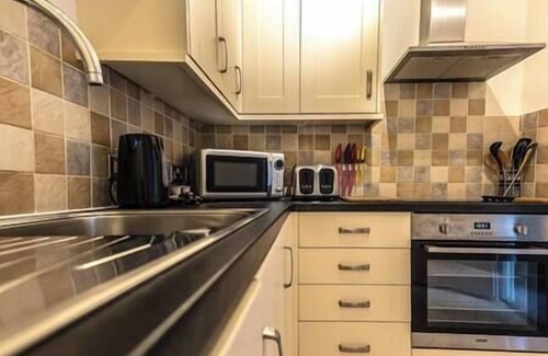 Swindon Apartment | Comfortable Swindon 2 bedroom Town Centre Apartment with en-suite, FREE Parking