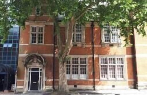 Swindon Apartment | Comfortable Swindon 2 bedroom Town Centre Apartment with en-suite, FREE Parking