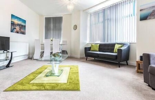 Swindon Apartment | Comfortable Swindon 2 bedroom Town Centre Apartment with en-suite, FREE Parking