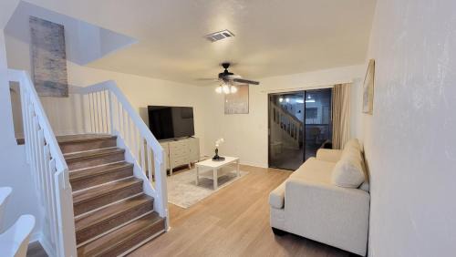 Gainesville Apartment | Comfortable Townhome 2BR 1-5BA - Near UF & Shopping Dining