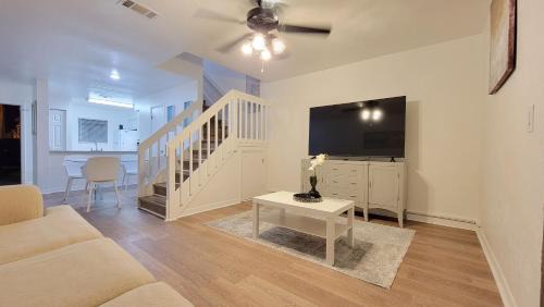 Gainesville Apartment | Comfortable Townhome 2BR 1-5BA - Near UF & Shopping Dining
