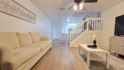Gainesville Apartment | Comfortable Townhome 2BR 1-5BA - Near UF & Shopping Dining