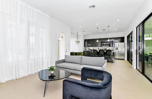 Loughman House | Comfortable Villa at Villa Domani Near 4bdrs