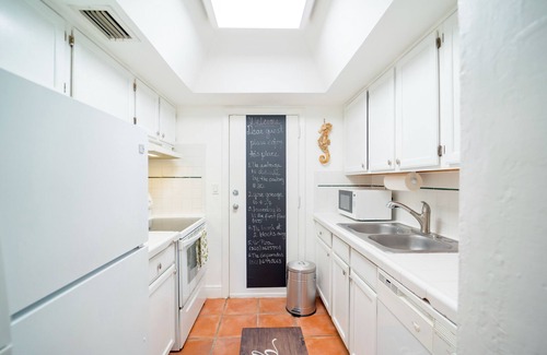 Key Biscayne Apartment | Comfy 1b getaway w/BEACH ACCESS & full amenities