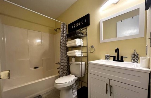 Warner Robins Condo | Comfy 2-BR Condo/3.mi from Aviation Museum