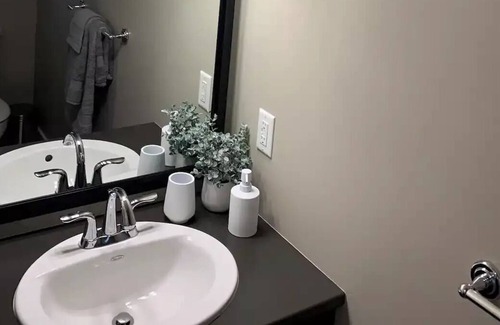 Langford House | Comfy, 3 bed house, AC, Patio, and Parking
