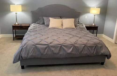 Langford House | Comfy, 3 bed house, AC, Patio, and Parking