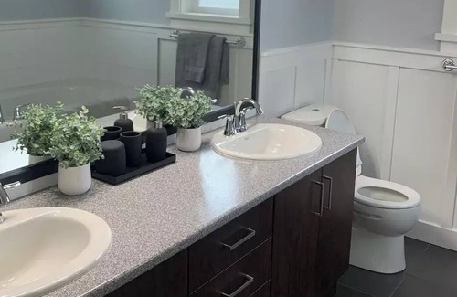 Langford House | Comfy, 3 bed house, AC, Patio, and Parking