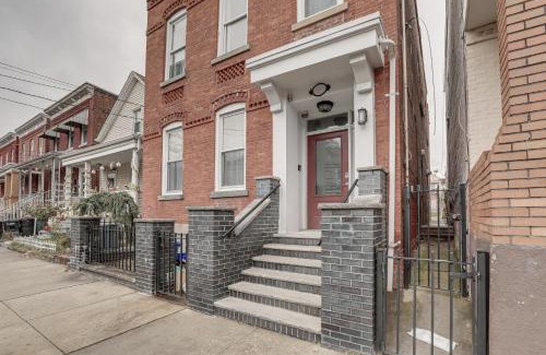 Constable Hook House | Comfy Bayonne Townhome about 11 Mi to NYC Attractions