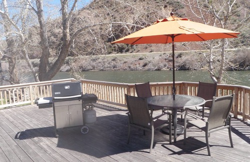 Salmon Cabin | Comfy, charming cabin on the Salmon River a few miles from Gold Bug Hot Springs