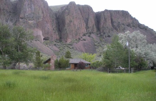 Salmon Cabin | Comfy, charming cabin on the Salmon River a few miles from Gold Bug Hot Springs