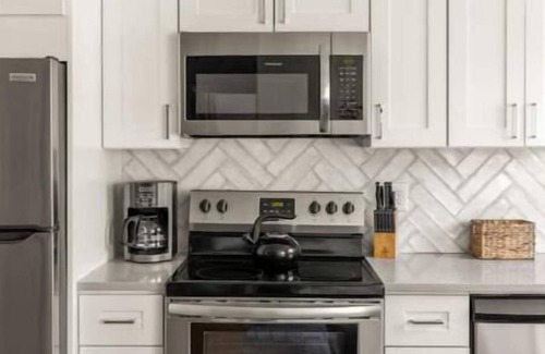 Brookwood House | Comfy Contemporary Brookwood/Buckhead LOCAL