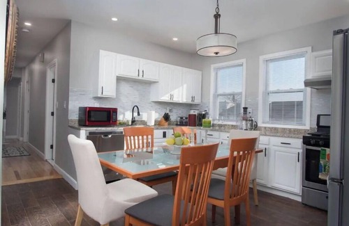 Dorchester Condo | Comfy & Cozy 2nd level condo walk to MBTA mins to Downtown Boston