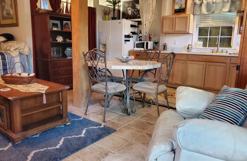 Navarre Apartment | Comfy, cozy, quiet cottage - n5 mins to Navarre beach!