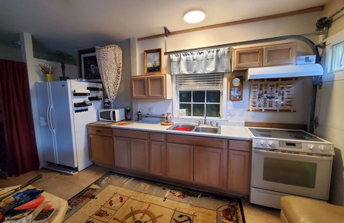 Navarre Apartment | Comfy, cozy, quiet cottage - n5 mins to Navarre beach!