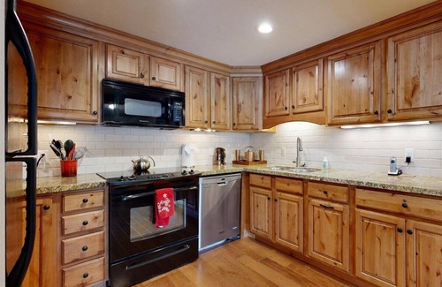 Teton Village Condo | COMFY COZY SLOPESIDE CONDO-HOT TUB HEATED POOL ACCESS -5 MIN FREE RIDE TO LIFTS