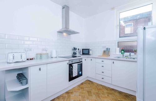 Salford House | Comfy Four Bedroom House with parking