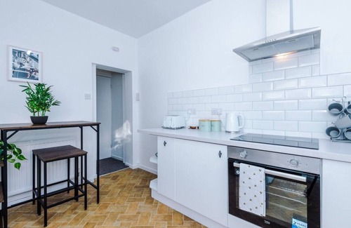 Salford House | Comfy Four Bedroom House with parking