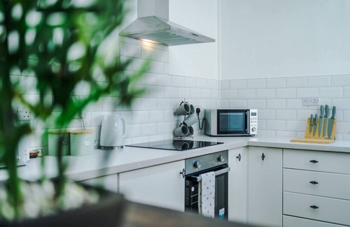 Salford House | Comfy Four Bedroom House with parking