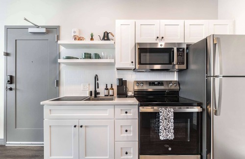 Macon Apartment | Comfy Getaway Near Atrium Hosp | 1 Mi to Cherry St. Mercer Music at Capricorn –