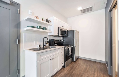 Macon Apartment | Comfy Getaway Near Atrium Hosp | 1 Mi to Cherry St. Mercer Music at Capricorn –