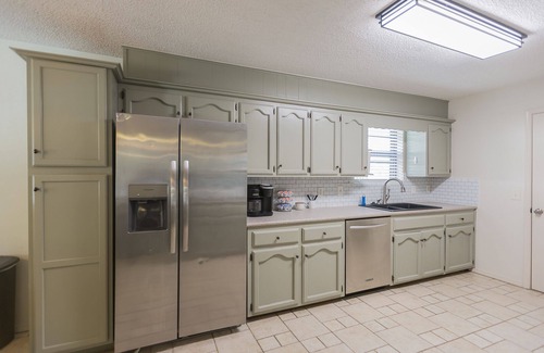 Broken Arrow House | Comfy Hangout House - Sleeps 16 - Pool & Hot Tub!