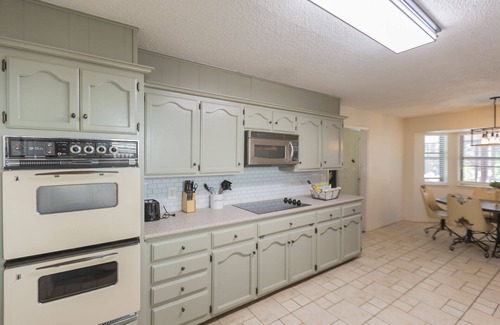 Broken Arrow House | Comfy Hangout House - Sleeps 16 - Pool & Hot Tub!