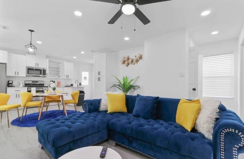 Northside House | Comfy Home | Sleeps 10 | Hot Tub| Games | 7mi DT