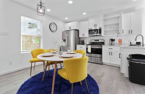Northside House | Comfy Home | Sleeps 10 | Hot Tub| Games | 7mi DT