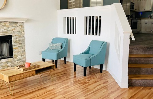 Biggs Field House | Comfy Oasis for Traveling Professionals-3BR+Loft,Pool,EVCharger