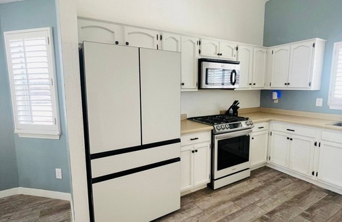 Biggs Field House | Comfy Oasis for Traveling Professionals-3BR+Loft,Pool,EVCharger