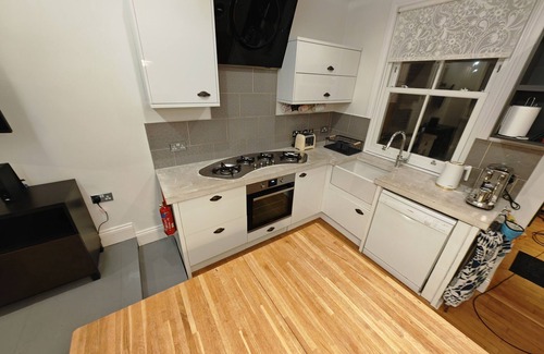Winchester House | Comfy Open Plan 3 Bed House, Winchester