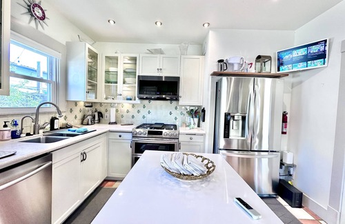 Woodland Heights House | Comfy & Quiet Bungalow -Pet Friendly! Now Booking into Spring 2026!