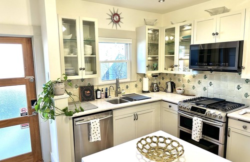 Woodland Heights House | Comfy & Quiet Bungalow -Pet Friendly! Now Booking into Spring 2026!