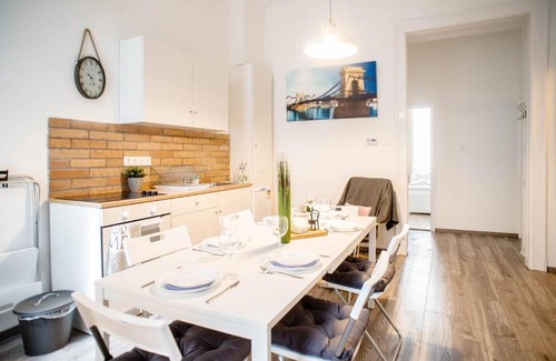 Erzsebetvaros Apartment | Comfy, renewed 3 bedroom apt in center