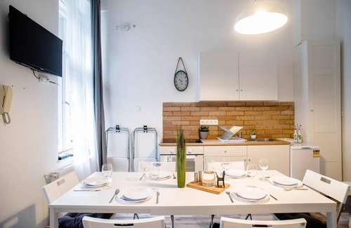 Erzsebetvaros Apartment | Comfy, renewed 3 bedroom apt in center