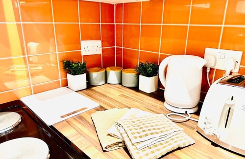 Ashton-under-Lyne House | Comfy Studio: Room & Workspace