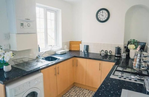 Whitnash Apartment | Comfy Stylish Home, Netflix, Parking, Sleeps 5