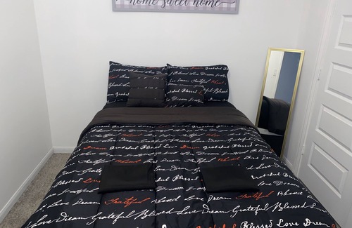 Houston House | Comfy Two Bedroom in Townhouse - 9 minutes from Airport and Downtown!