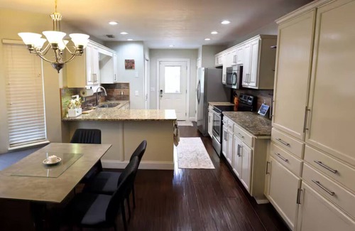 Buena Vista House | Comfy Walkable Downtown Nashville Home/Private Fences Yard - 3 Bedrooms 1 Story